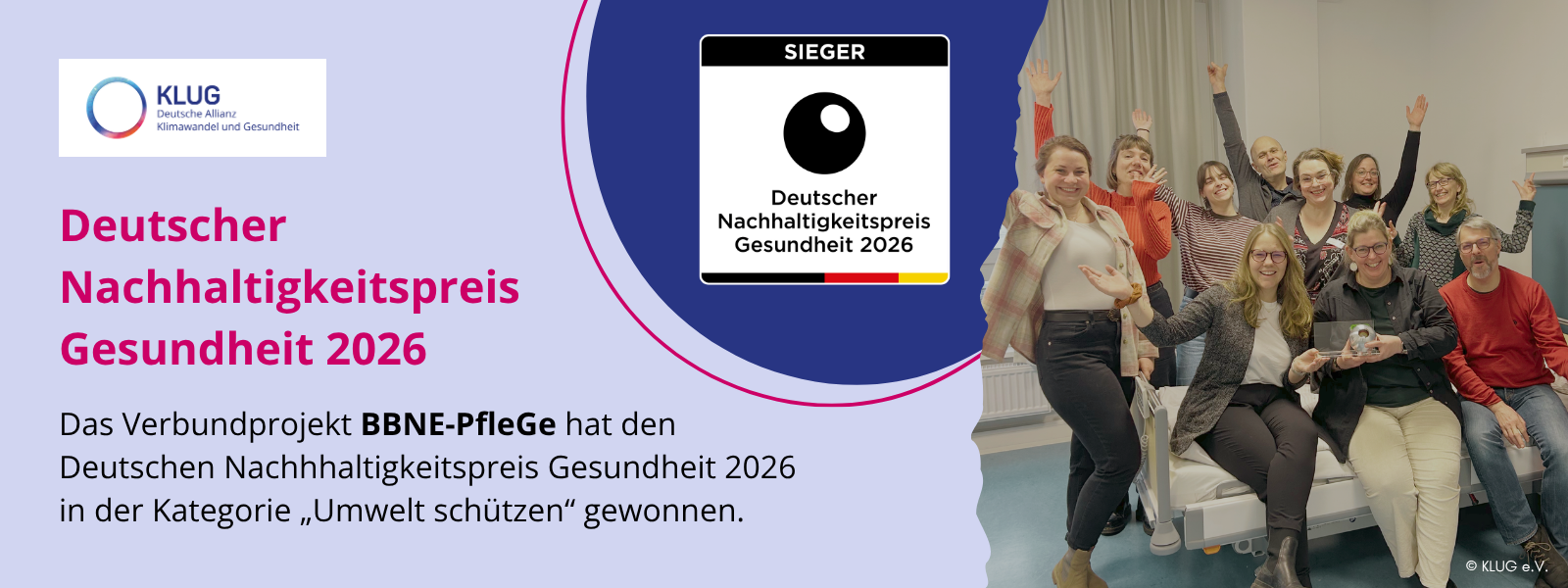 Ein Banner aus dem Verbundprojekt BBNE-PfleGe. Das Projekt ist Sieger Deutscher Nachhaltigkeitspreis Gesundheit 2026 in der Kategorie "Umwelt schützen". Zu sehen sind neben dem Vermerk das Siegel des Preises und ein Foto des Projektteams mit dem Preis.